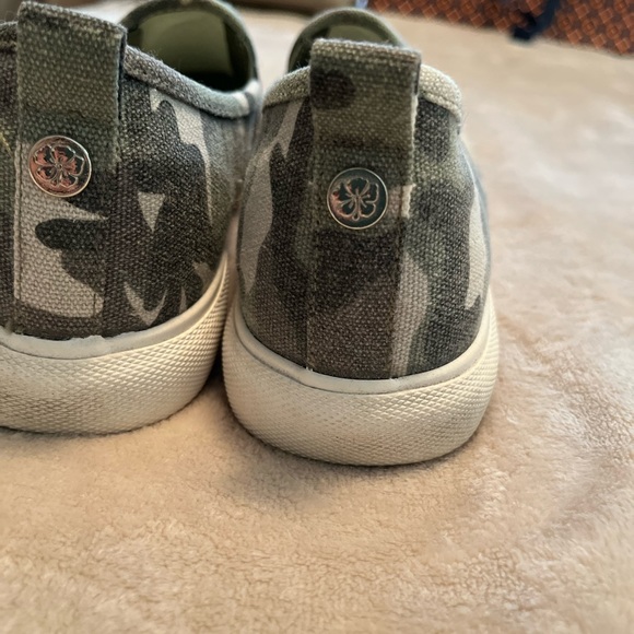 Size 9 Camo sneakers - Picture 5 of 5